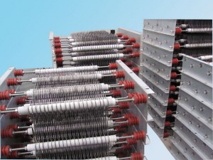 中性點(diǎn)接地式電阻柜，就是在電網(wǎng)中性點(diǎn)與地之間串聯(lián)接入某一電阻器。適當(dāng)選擇所接電阻器的阻值，不僅可以泄放單相接地電弧后半波的能量，從而減少電弧重燃的可能性，抑制電網(wǎng)過(guò)電壓的輻值，還可以提高繼電保護(hù)裝置的靈敏度以作用于跳閘，從而有效保護(hù)系統(tǒng)正常運(yùn)行。